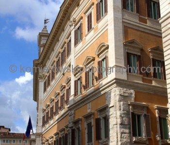 Walking from Piazza Colonna along Palacio del Montecitorio,   Rome