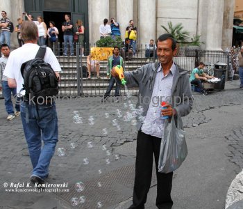 Street scene (vendors) next to Fontana di Trevi, Rome