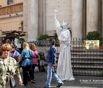 A human Statue of Liberty near Fontana di Trevi,  the other side of Rome