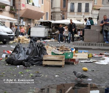 Shopkeepers threw garbage onto the pavement at Campo  de Fiori,  the other side of Rome