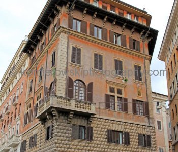 Old building next to Largo di Torre Argentina, Antigua Rome