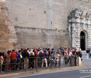 People waiting in line  to Vatican Museum ,  Stato della Città del Vaticano