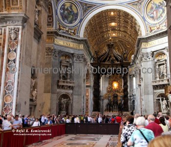 Central nave looking west to the Papal Altar. Saint Pater s Basilica,  Città del Vaticano