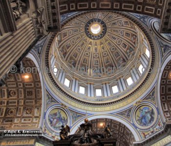 Michelangelo s dome high above the baldacchino. Saint Peter s Basilica,  Città del Vaticano