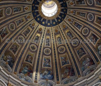 Another view of Michelangelo s dome high above the baldacchino. Saint Peter s Basilica,  Città del Vaticano