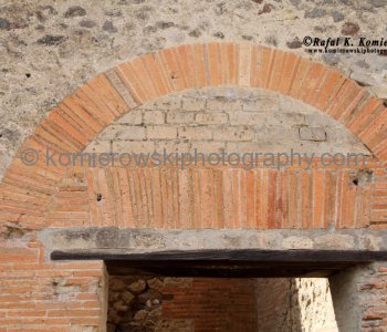 The wall with arch looked much like a modern brick wall built with the joints between them, Pompeii