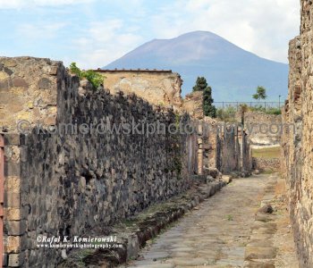 Mount Vesuvius overlooks Pompeii ruins