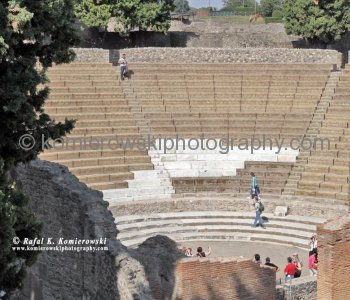 The theatre in Pompeii shows the features of Greek models in that it exploits the natural inclination of the terrain