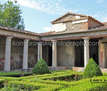 There is ample documentation of the Roman house in Pompeii, from modest dwellings to large and magnificent villas with sumptuous decorations.