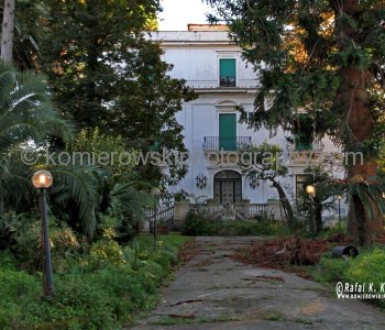 Sorrento -view into closed mansion for winter  on Via Crawford