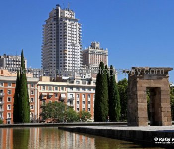 The temple was rebuilt in one of Madrid s parks, the Parque del Oeste, near the royal palace of Madrid, and opened to the public in 1972..