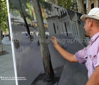 Renowned realist painter Alberto Martin Giraldo at work next to  Plaza de la Independencia in Bourbon Madrid  (photo taken on Thursday, October 13, 2011)