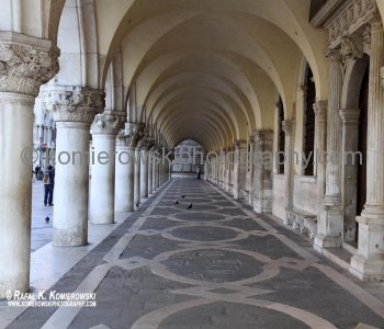 Gothic arches adorn the Doge s Palace, Venice