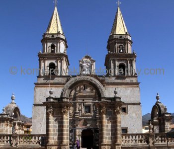 Talpa is a religious center. Our Lady of the Rosary is one of three -ittle sisters-, the other two being the Virgin of Zapopan and the Virgin of San Juan de Lago