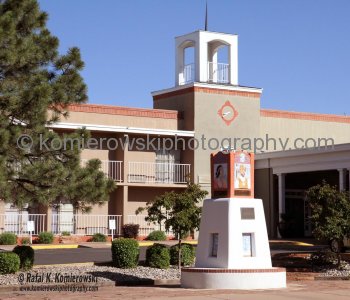 The city sponsored bold architectural restoration projects and erected new buildings according to traditional techniques and styles, thus creating the - Santa Fe style -
