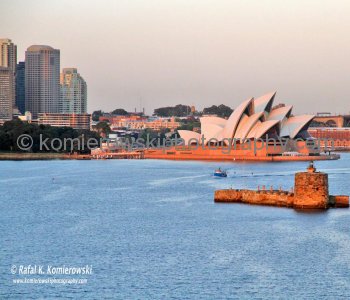 Sydney Harbour, Sydney Opera House, Fort Denison and Sydney Harbour Bridge  (the world s largest - not longer- steel arch bridge)