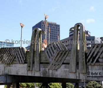 City to Sea Bridge bridge is constructed of timber planking and is adorned with non-traditional wooden sculptures carved by prominent Māori artist Paratene Matchitt