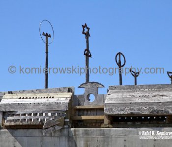 City to Sea Bridge bridge is constructed of timber planking and is adorned with non-traditional wooden sculptures carved by prominent Māori artist Paratene Matchitt