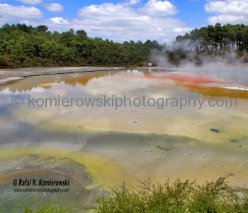 ...major geothermal attractions in the park is accessible along paths and walkways, Wai-O-Tapu, New Zealand