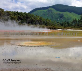 ...major geothermal attractions in the park is accessible along paths and walkways, Wai-O-Tapu, New Zealand