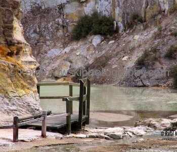 ...major geothermal attractions in the park is accessible along paths and walkways, Wai-O-Tapu, New Zealand