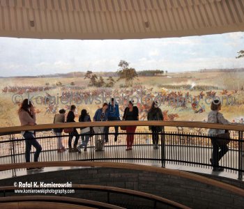 The panorama stands in a circular fashion and, with the viewer in the center, presents different scenes at various viewing angles.