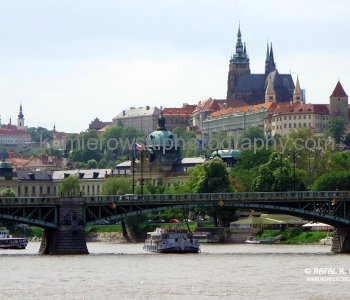 Prague ... sightseeing  cruise on the Vltava River  -  highlights of the fabulous city