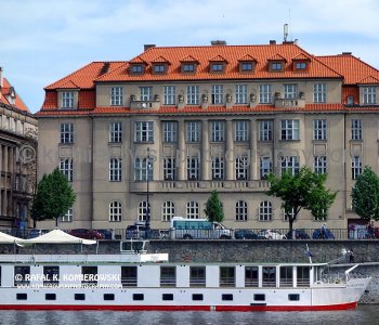 Prague ... sightseeing  cruise on the Vltava River  -  highlights of the fabulous city