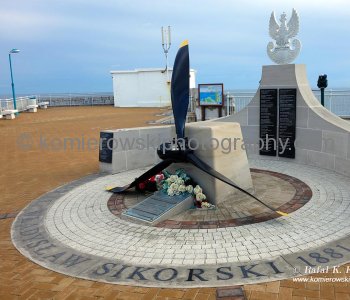 On 4 July 1943, while returning from the Middle East, Sikorski perished, together with his daughter, his Chief of Staff, Tadeusz Klimecki, and seven others, when his aircraft, a Consolidated Liberator II, serial number AL523, crashed into the sea 16 secon